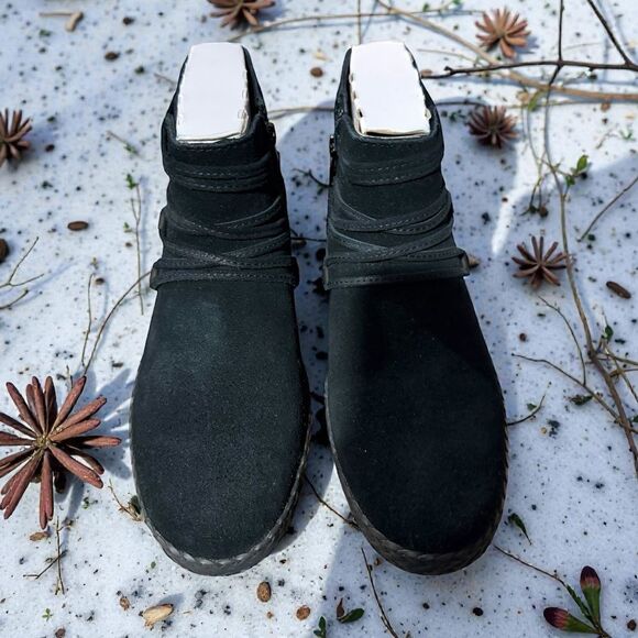 UGG Shoes - New In Box Ugg Womens Rianne Suede Braided Ankle Boots Black Size 8